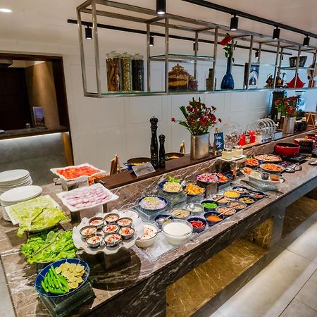 Southern Star,Maisur Dış mekan fotoğraf A salad bar