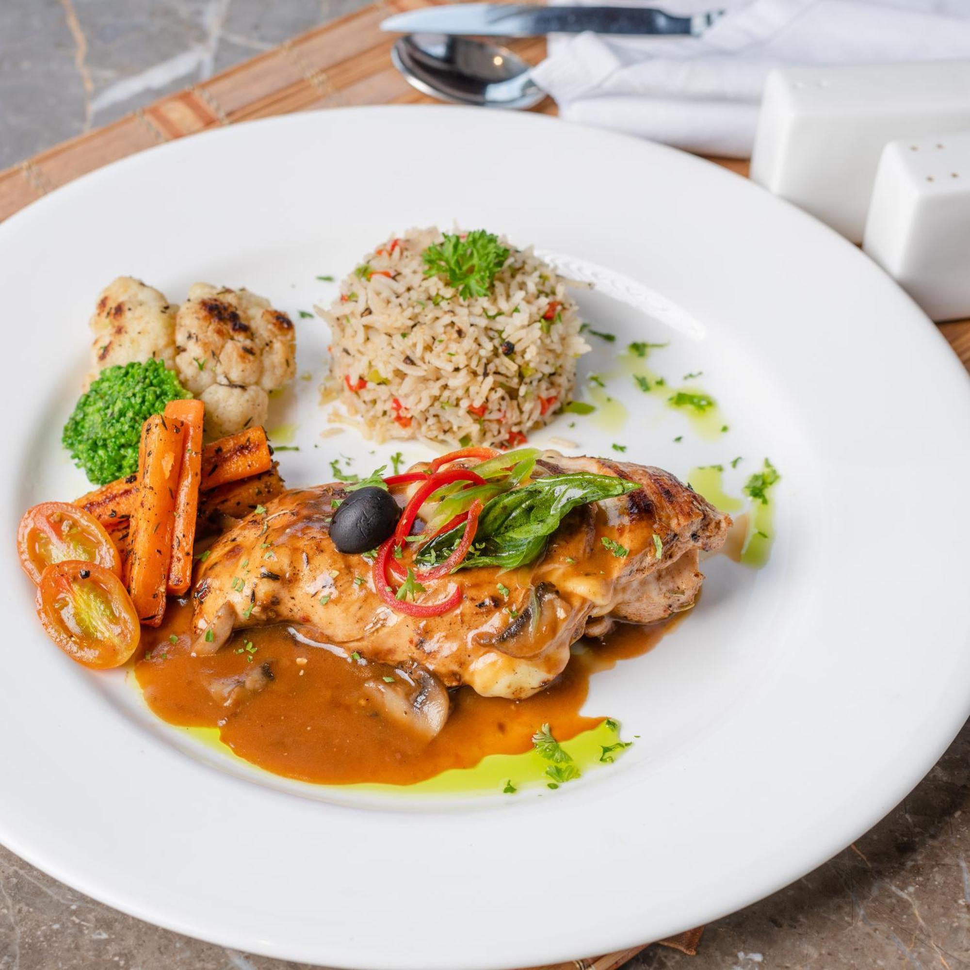 Southern Star,Maisur Dış mekan fotoğraf A plate of chicken with bulgur pilaf