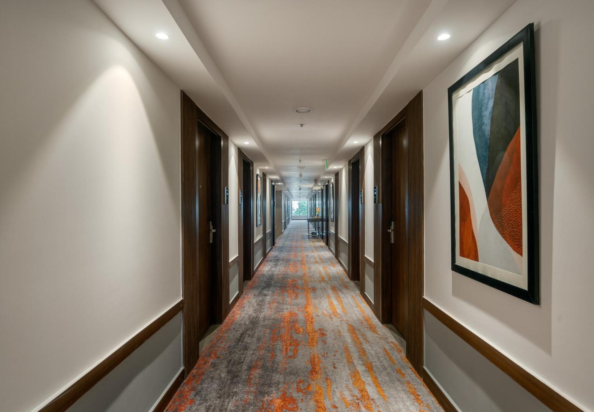 Southern Star,Maisur Dış mekan fotoğraf A corridor at the hotel
