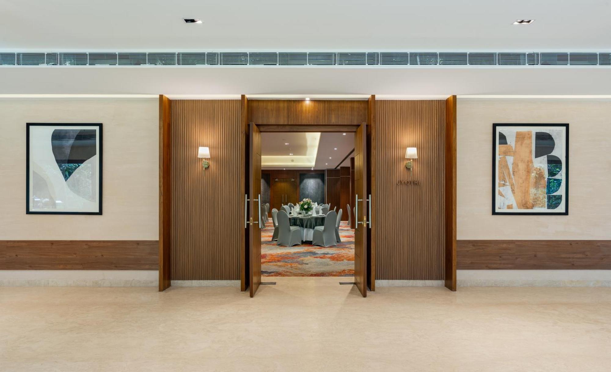 Southern Star,Maisur Dış mekan fotoğraf The entrance to the ballroom at the hotel