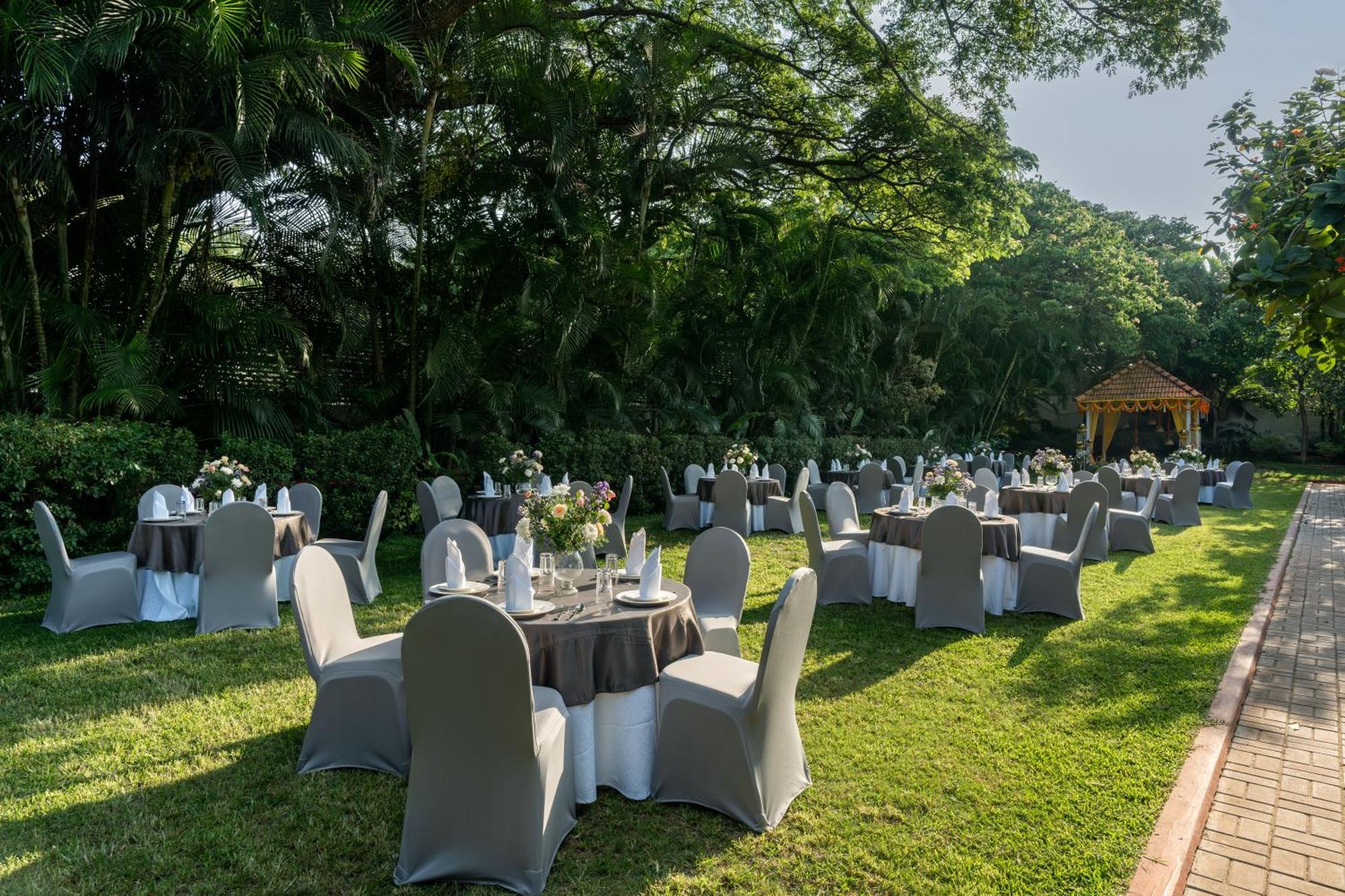 Southern Star,Maisur Dış mekan fotoğraf The lawn at the Taj Bengal