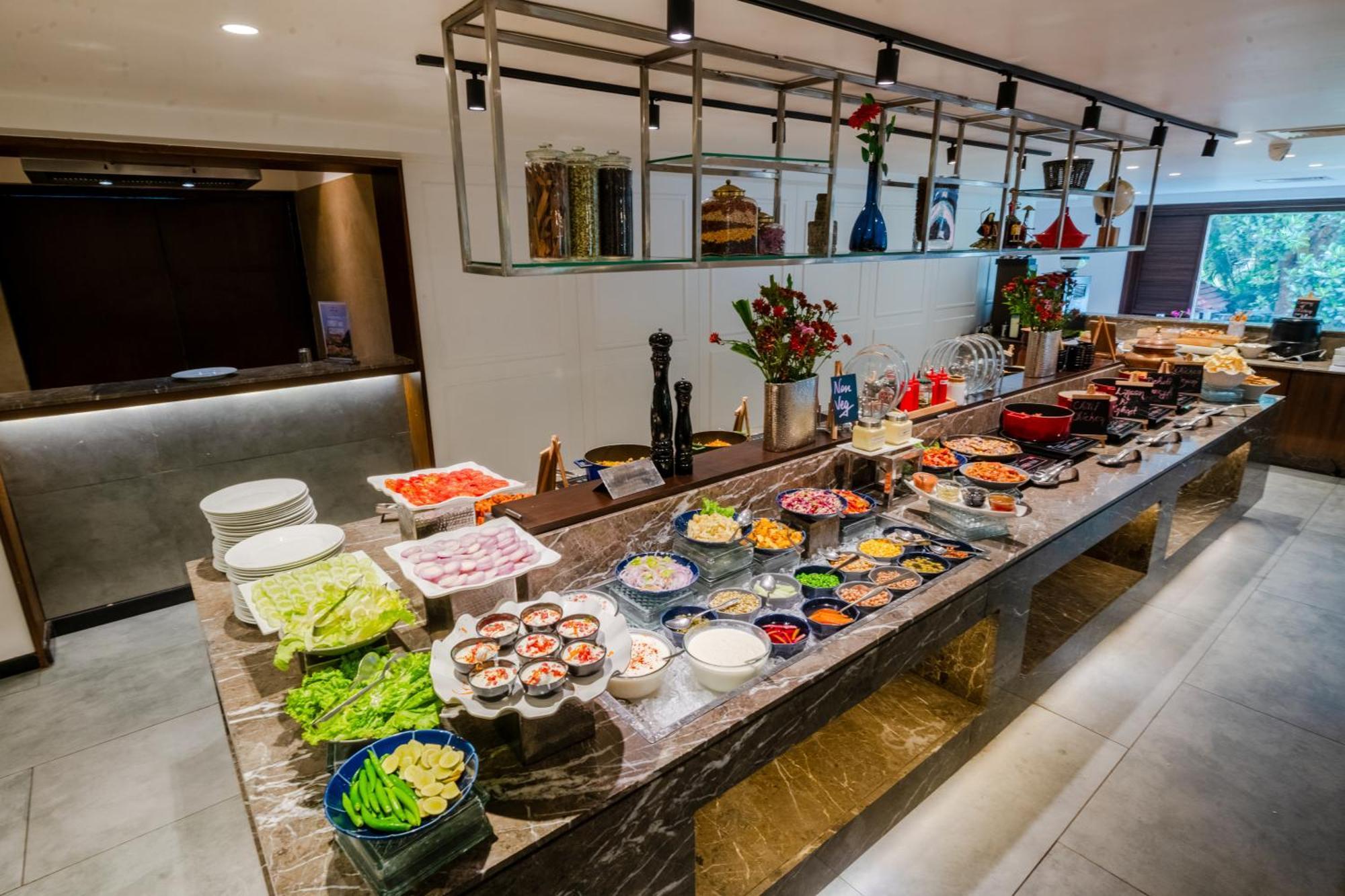 Southern Star,Maisur Dış mekan fotoğraf A salad bar