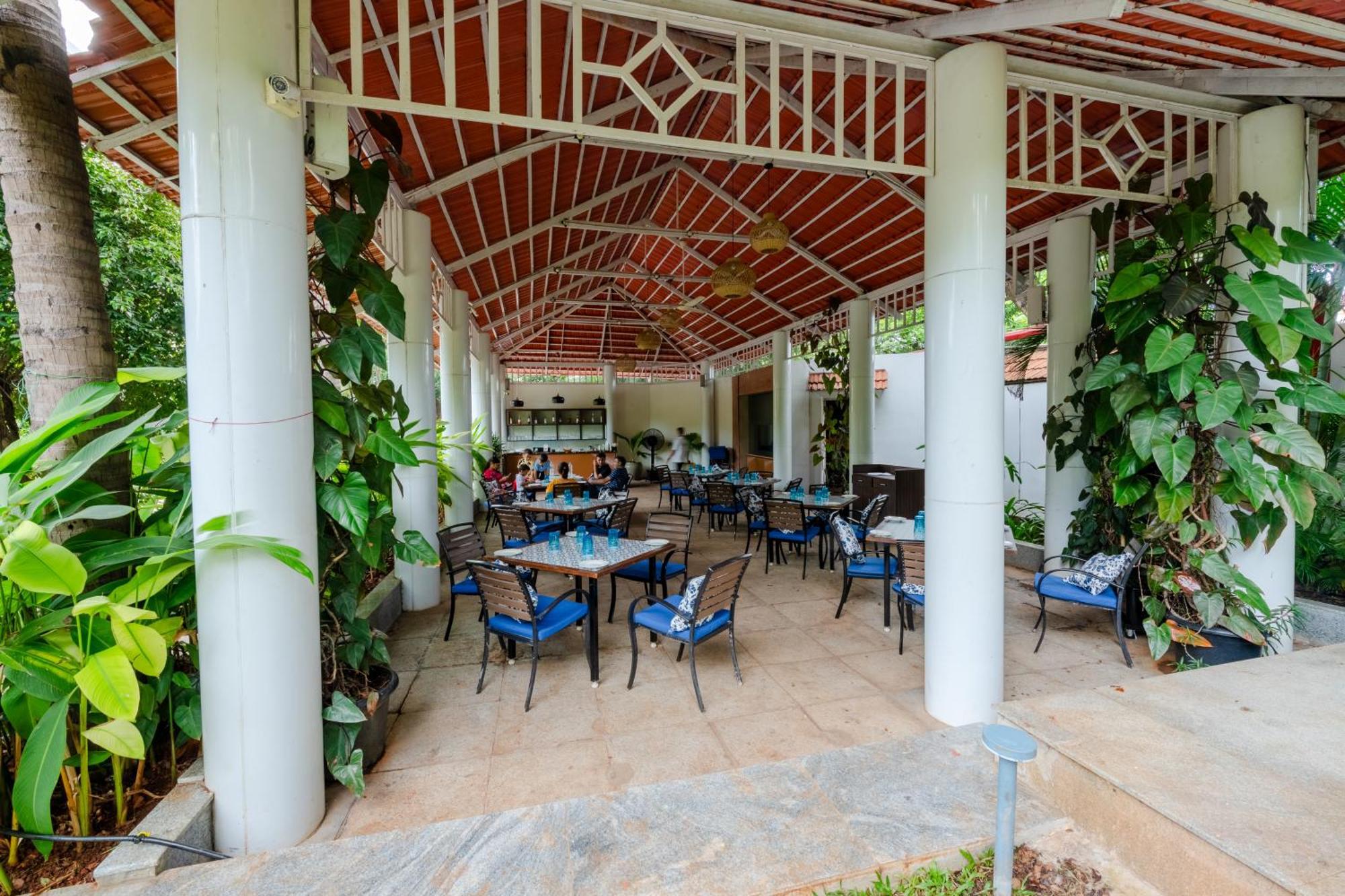 Southern Star,Maisur Dış mekan fotoğraf The restaurant at the resort