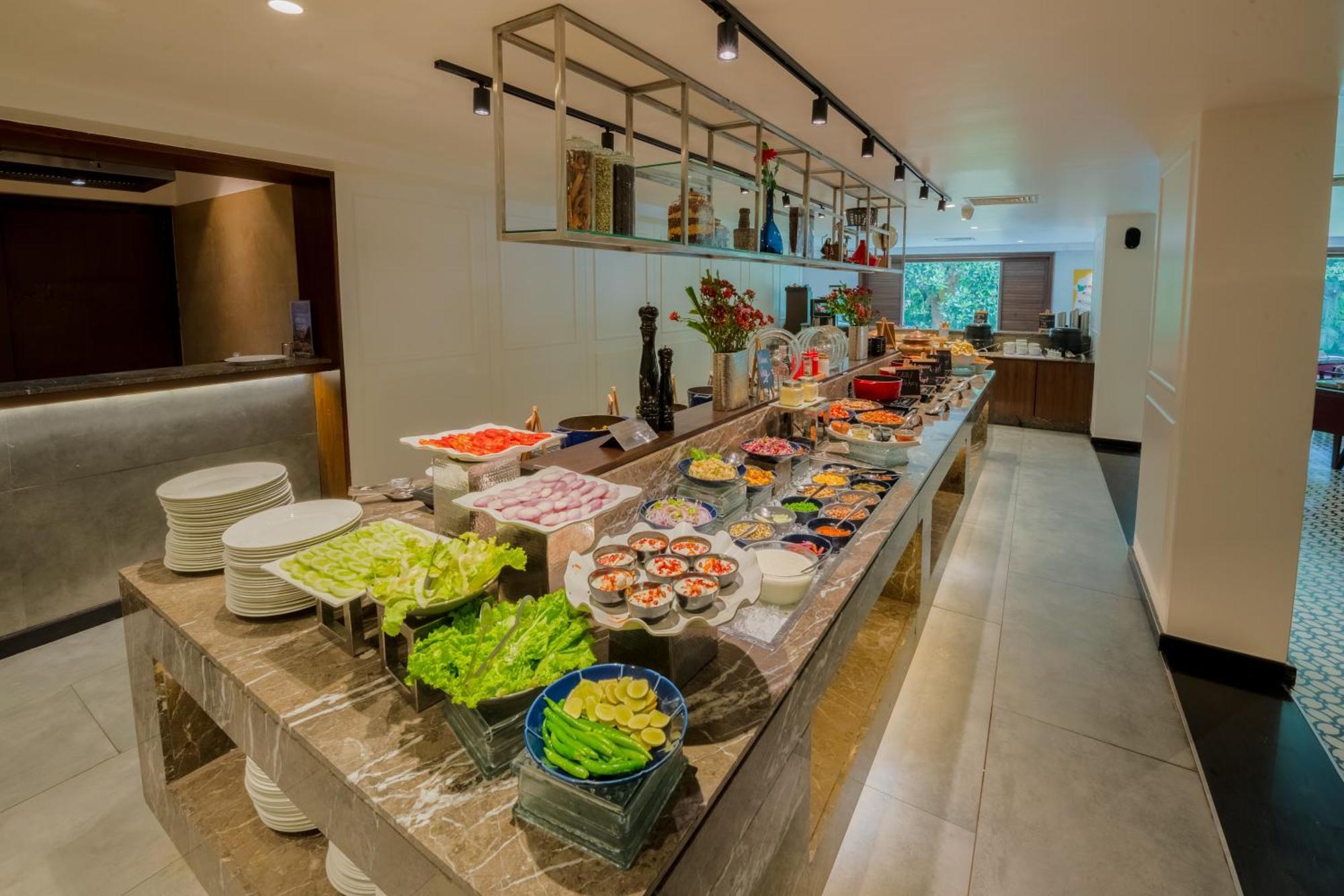Southern Star,Maisur Dış mekan fotoğraf A salad bar