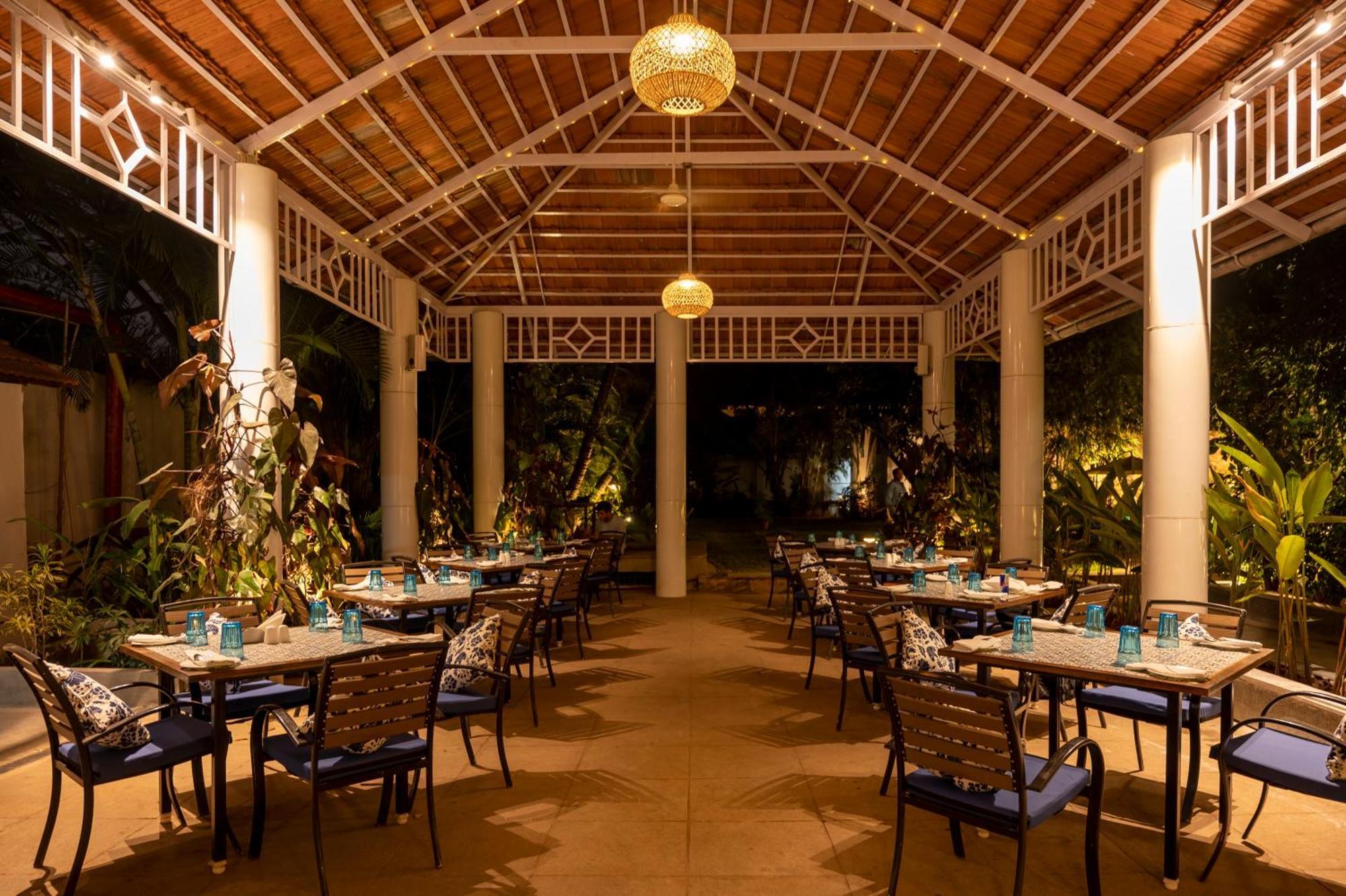 Southern Star,Maisur Dış mekan fotoğraf The restaurant at the resort